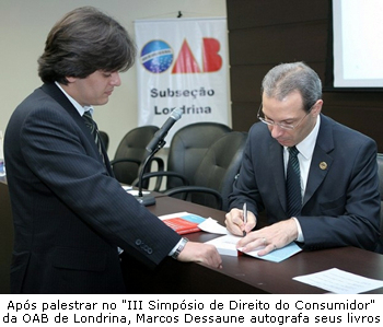 Após palestrar no III Simpósio de Direito do Consumidor da OAB de Londrina, Marcos Dessaune autografa seus livros